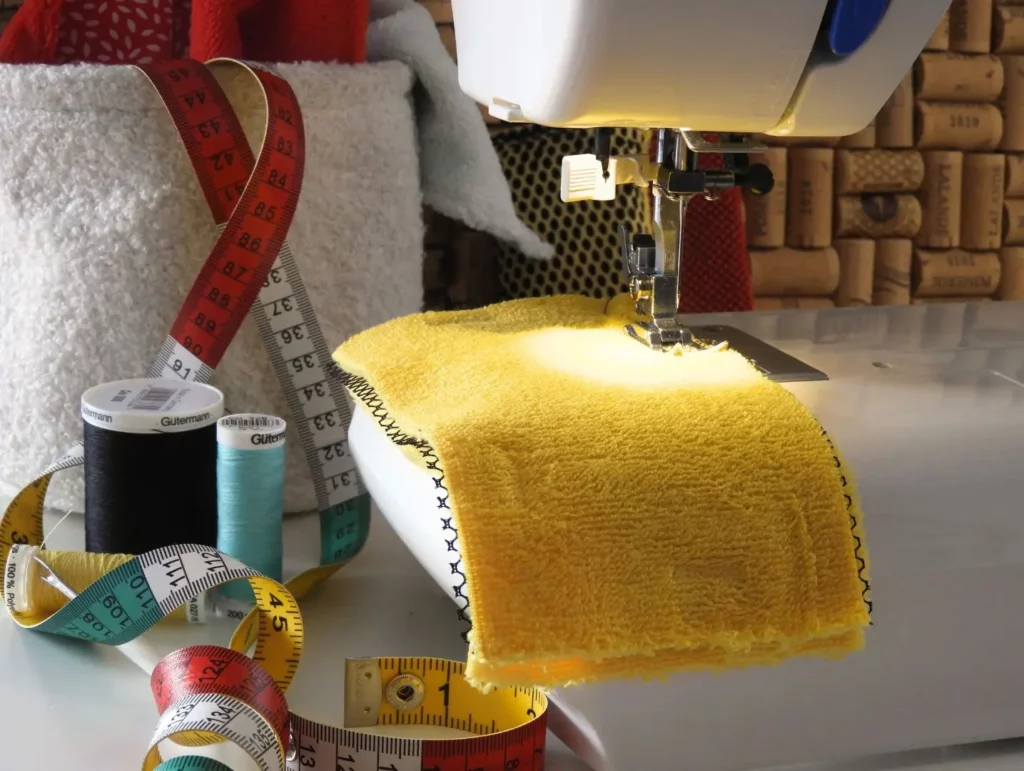 Fabrication d’une éponge lavable avec une machine à coudre.