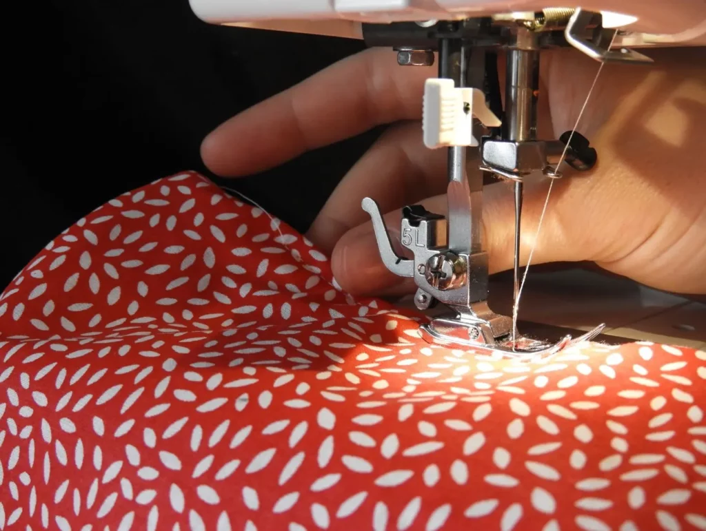 Fabrication d'un essuie-tout lavable rouge.