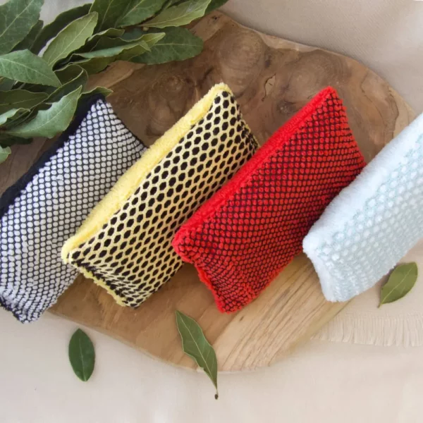 Lot de quatre éponges lavables rouges, jaunes, noires et vert d’eau.