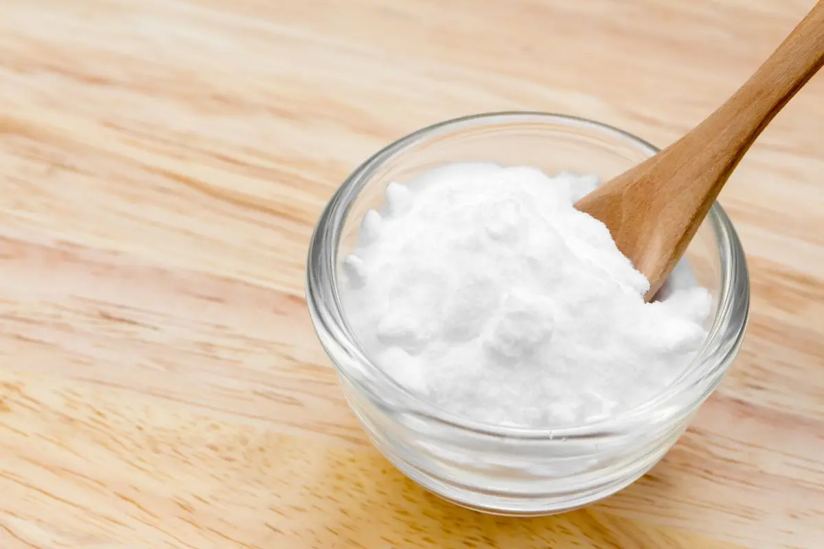 Un bol de bicarbonate de soude.