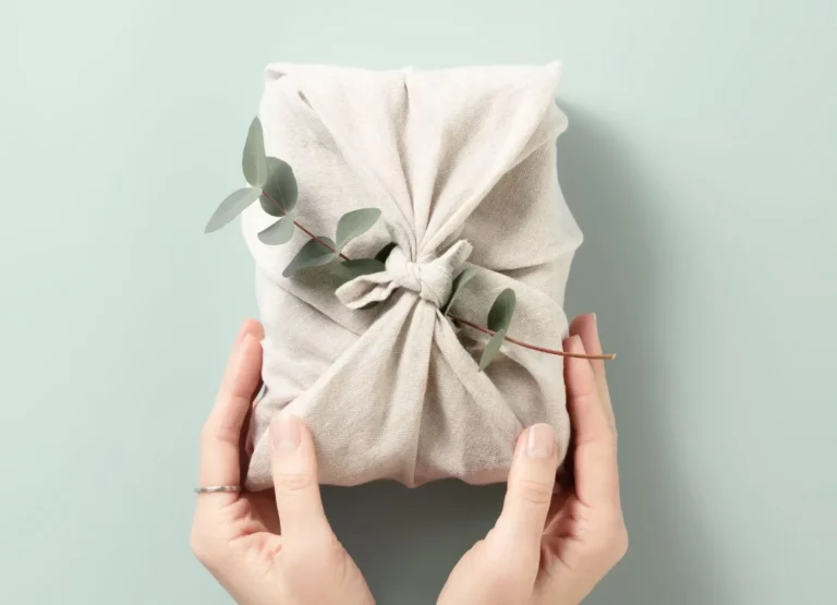 Cadeau emballé dans un furoshki