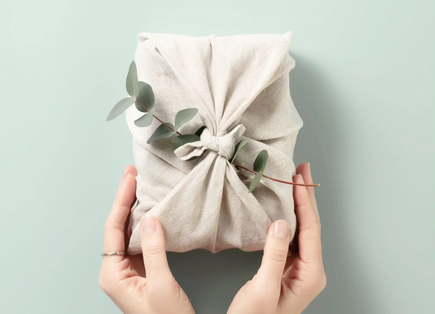 Cadeau emballé dans un furoshki