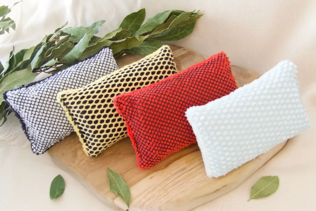Un lot de 4 éponges rouge, jaune, blanche et noire et vert d'eau.