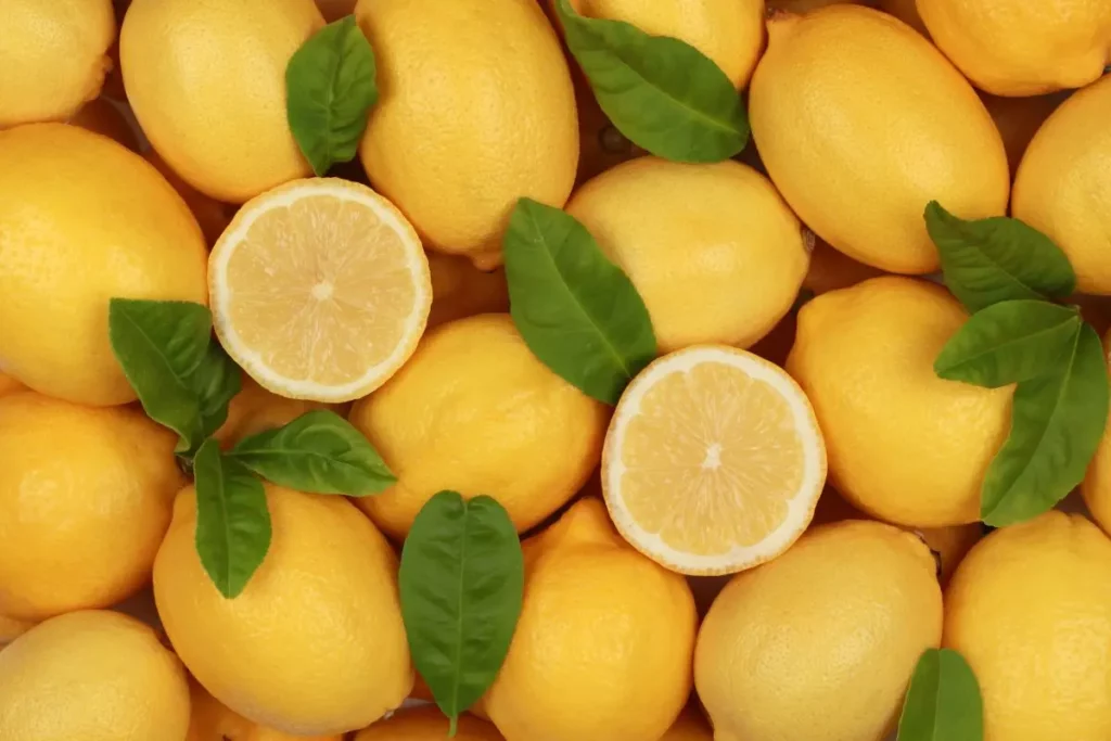 Plusieurs citrons jaunes frais.