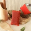 Éponge lavable rouge dans un environnement de cuisine.