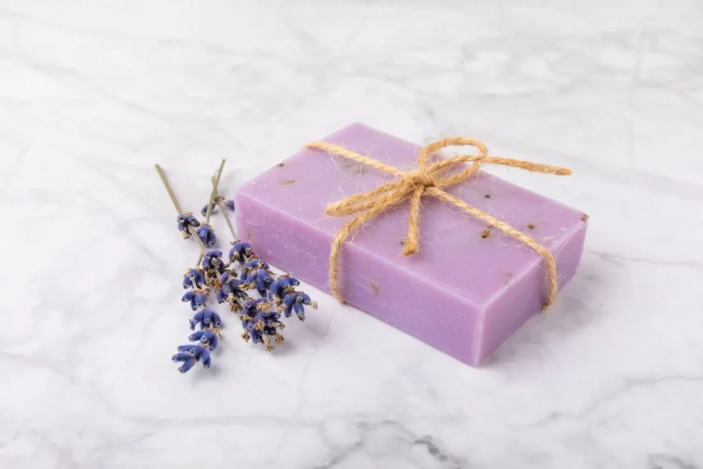 Un savon artisanal à la lavande.