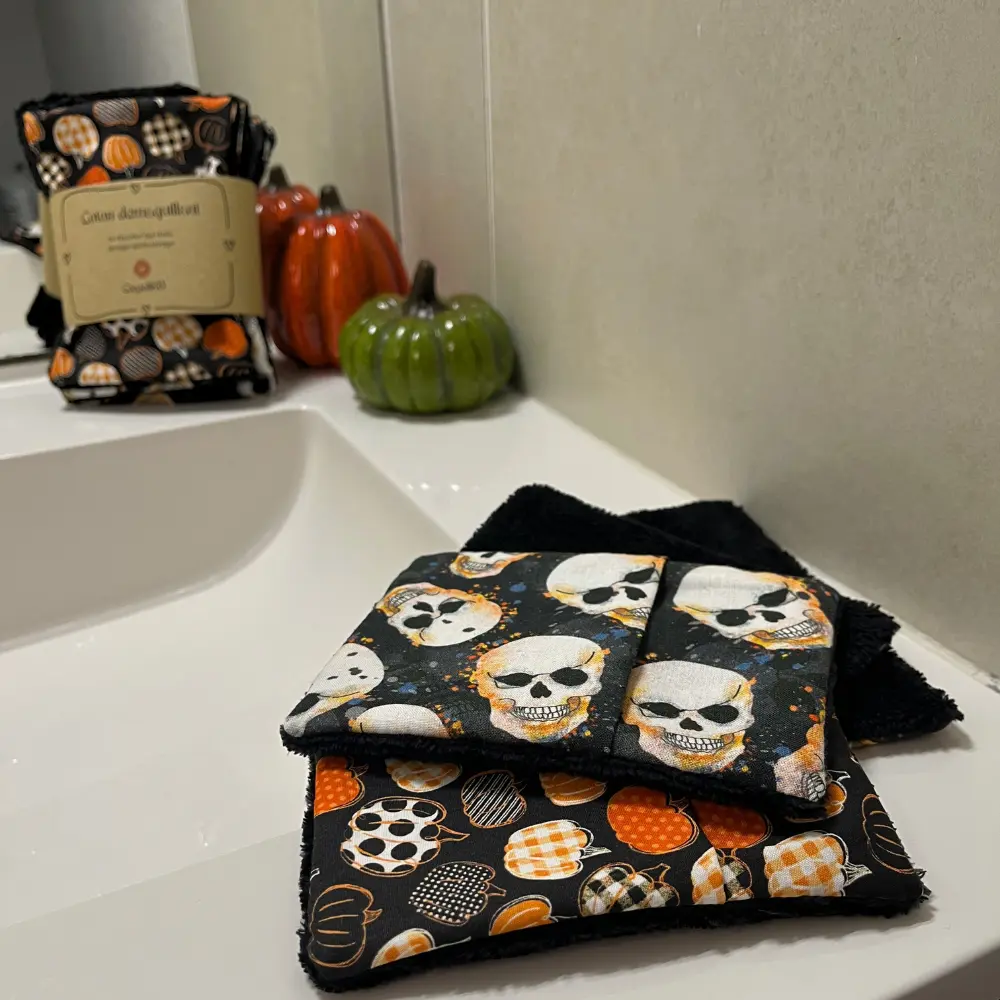 les 4 cotons démaquillant halloween posés au bord du lavabo