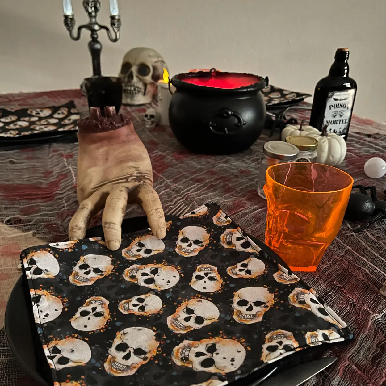 table décoration d'halloween avec essuie-tout lavable crane