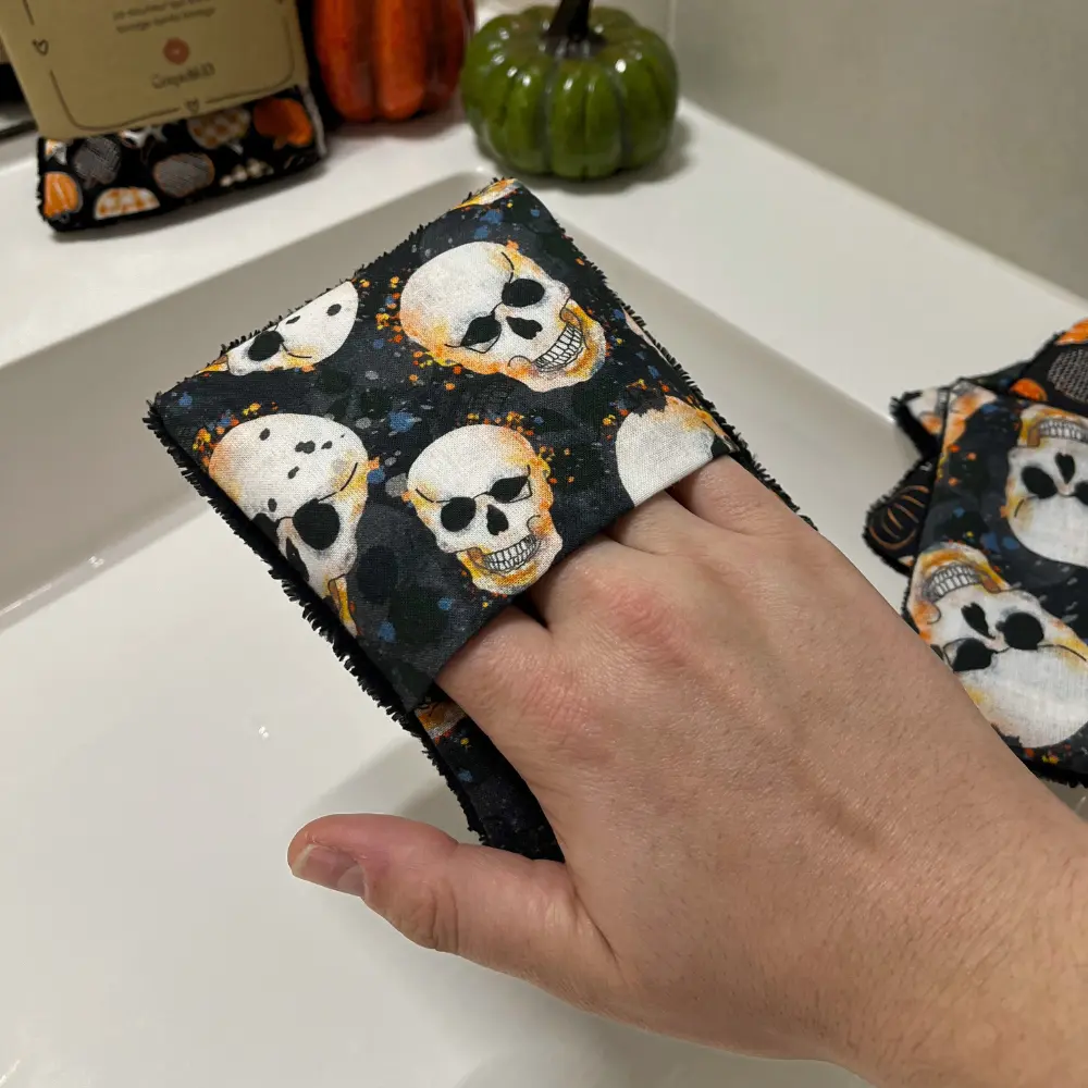 un coton démaquillant pris en main